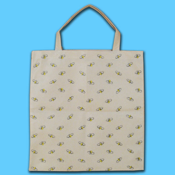 Die Non-Woven Einkaufs-Tragetasche mit Bienendruck ist eine robuste und wiederverwendbare Tasche aus Polypropylen, ideal für den täglichen Einkauf. Mit festen Tragehenkeln bietet sie eine praktische Lösung für umweltbewusste Imker*innen.