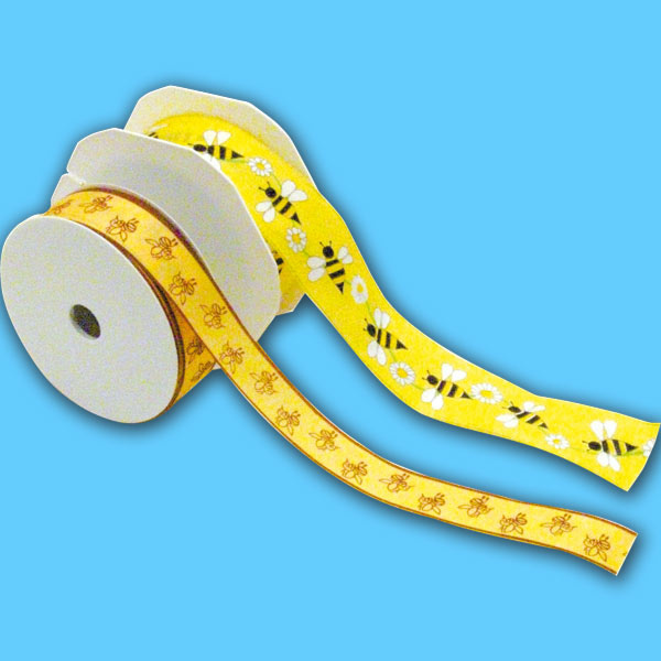 Das Geschenkband mit Bienenmotiv aus Satin in einer Rolle von 25m bringt ein elegantes Bienenmotiv in Ihre Verpackungen. Ideal für Honiggläser oder andere Imkerprodukte, verleiht es jedem Geschenk eine persönliche und liebevolle Note.