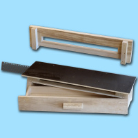 Diese Pollenfalle für Heroldbeuten ist ein aus Holz...