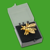 Die goldfarbene Bienen-Brosche, ca. 2 x 2 cm, ist ein...