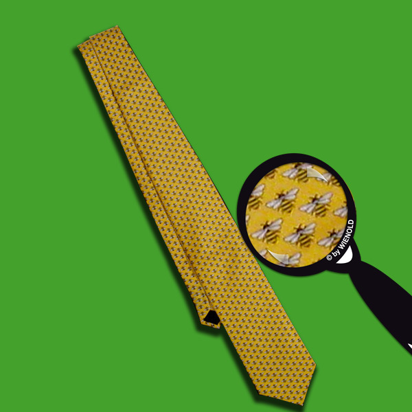 Diese gelbe Seidenkrawatte mit Bienchenmuster ist ein stilvolles Statement für Bienenliebhaber. Perfekt für besondere Anlässe oder als Geschenk für Imker.