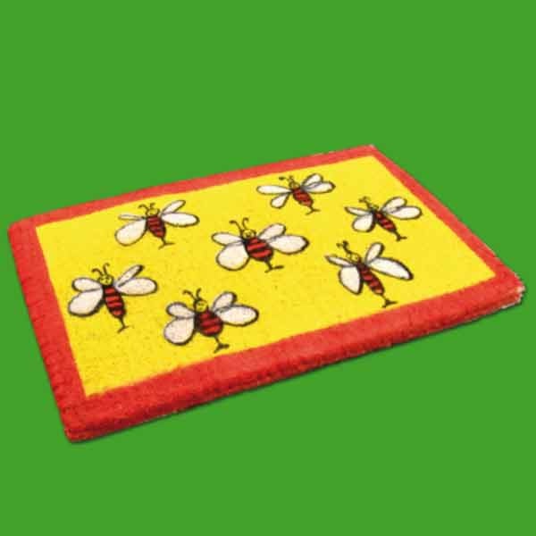 Die rechteckige Fußmatte aus Kokosfasern mit Bienenmotiv ist robust, rutschfest und ein dekorativer Willkommensgruß für jedes Zuhause.