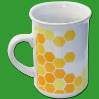 Diese moderne Keramiktasse mit farbenfrohem Bienenmotiv...