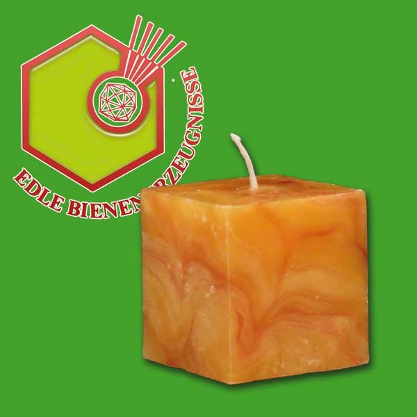 Diese marmorierte Würfelkerze aus Bienenwachs (6 x 6 cm) ist ein echter Blickfang. Sie verbindet Natürlichkeit mit moderner Ästhetik.