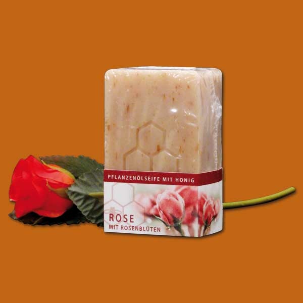Diese Rosen-Honigseife verführt mit dem zarten Duft frisch geöffneter Rosenblüten. Die Seife ist reich an Honig, der die Haut sanft reinigt und pflegt. Ideal für empfindliche Haut, bietet sie ein luxuriöses Pflegeerlebnis und hinterlässt ein Gefühl von Frische und Zartheit.