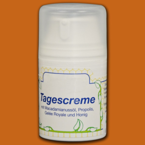 Die Tagescreme im Dispenser mit Macadamianussöl, Propolis und Gelée-Royale pflegt die Haut den ganzen Tag über und spendet langanhaltende Feuchtigkeit.