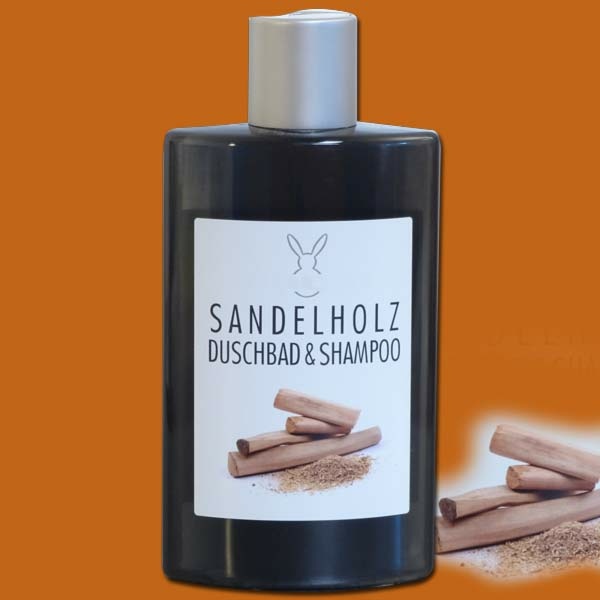 Das Sandelholz-Duschbad & Shampoo bietet eine pflegende Reinigung, während das beruhigende Aroma des Sandelholzöls für Entspannung sorgt. Für Haut und Haar.