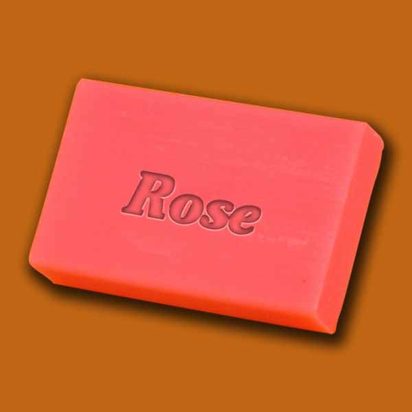 Die Rosenblüten-Seife mit echtem Rosenwasser verwöhnt die Haut mit einem zarten, verführerischen Duft. Sie ist ideal für die Pflege von normaler und trockener Haut.