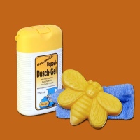 Das Geschenkset „Doppeldusche-Biene“ besteht...