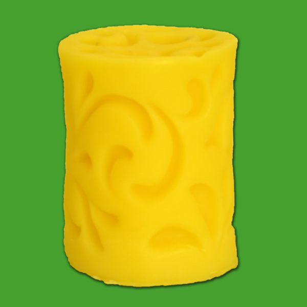Mit der Stumpen mit Innenmuster-Form lassen sich beeindruckende, moderne Kerzen in Stumpenform kreieren. Die 9,5 x Ø 7 cm große Form hat ein Wachsgewicht von 302 g und garantiert eine besonders schöne Wirkung durch das feine Innenmuster.