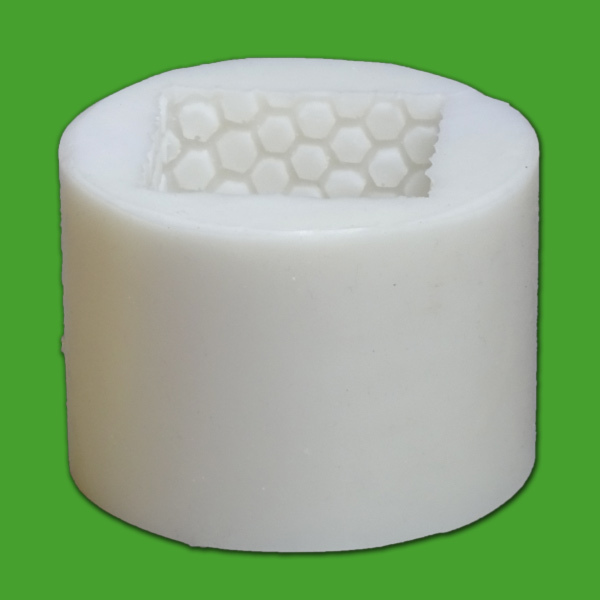 Die Kubus mit Wabe und Biene-Form ist eine außergewöhnliche Wahl für Bienenfreunde. Mit einem Wachsgewicht von 135 g und einer Größe von 6 x 5,5 cm ermöglicht sie das Gießen von Kerzen mit einem liebenswerten Bienenmotiv und Wabenstruktur.