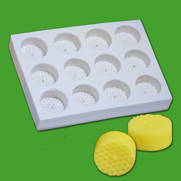 Die 12er Teelichter mit Wabenmuster-Form ist eine ideale Wahl für die Herstellung von Teelichtern im Bienenwachs-Look. Mit einem Durchmesser von 3,7 cm und einem Wachsgewicht von 16 g lässt sie eine Vielzahl an Teelichtern im Handumdrehen entstehen.