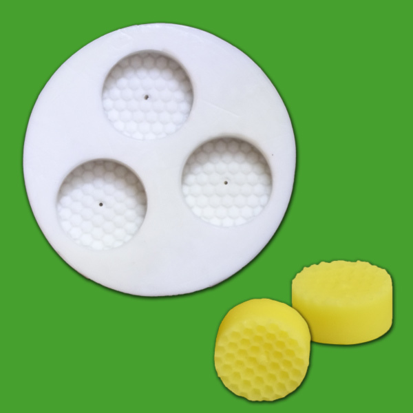 Diese 3er Teelichter mit Wabenmuster-Form ist die perfekte Wahl für Imker*innen, die kleine Teelichter im Bienenwaben-Look selbst gießen möchten. Mit einem Wachsgewicht von 20 g und einem Durchmesser von 3,7 cm bieten diese Teelichter eine charmante und funktionale Dekoration.