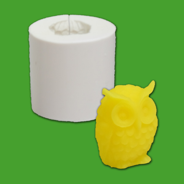 Die Gießform Eule modern lässt eine einzigartige Kerze in Form einer modernen Eule entstehen. Mit einer Größe von 5 x 3,8 cm und einem Wachsgewicht von 30 g ist diese Form perfekt für DIY-Geschenke oder als kreative Dekoration im Wohnraum.