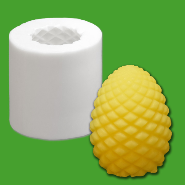 Die Zapfen-Kerzengießform ist ein ideales Werkzeug für alle, die winterliche Kerzen mit Naturmotiven lieben. Mit einer Größe von 7,5 x Ø 4,5 cm und einem Wachsgewicht von 128 g entstehen mit dieser Form wunderbar detailreiche Zapfenkerzen.