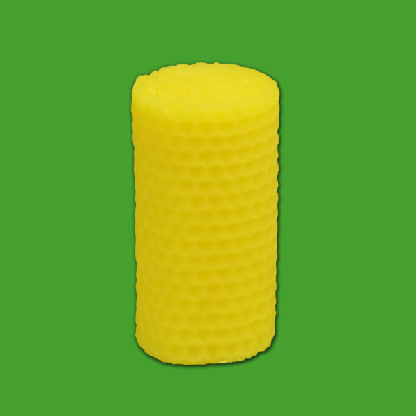 Diese elegante Kerzengießform „Wabenkerze“ ermöglicht das Herstellen von wunderschönen Bienenwachskerzen in Form einer stilvollen Wabe. Der Wellenschnitt sorgt dafür, dass die fertige Kerze eine zarte angedeutete Kante erhält, die an handgefertigte Meisterwerke erinnert. Ideal für die Herstellung von Kerzen, die in jedes Imkerzubehör passen.