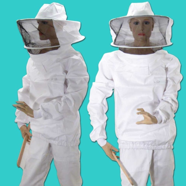 Für Imker*innen, die höchsten Wert auf Sicherheit und Komfort legen: Der Imker-Blouson in Größe XL (58/60). Mit einer abnehmbaren Hut-/Schleier-Kombination, die durch zwei Distanzreifen stabilisiert wird, und einem doppelten Stoff am Kopfteil mit Schweißband ist er bestens durchdacht. Der vorgewaschene Stoff macht die Pflege einfach – maschinenwaschbar bis 60 °C, mit Ausnahme der Haube, die von Hand gereinigt werden sollte. Praktische Taschen und eine robuste Verarbeitung machen diesen Blouson zum idealen Partner in der Bienenhaltung.