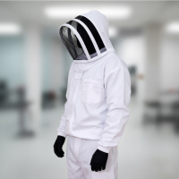 Die Imker-Jacke mit angelsächsischem Kopfteil in Größe XXL ist aus strapazierfähigem Baumwollstoff gefertigt und bietet durch ihre Verstellbarkeit ein hohes Maß an Komfort. Das abnehmbare Kopfteil kann dank eines Reißverschlusses individuell angepasst werden, um für jedes Imker-Inventar einen sicheren und bequemen Sitz zu gewährleisten. Die Jacke ist vorgewaschen und bis 60°C maschinenwaschbar (außer die Haube, die manuell gewaschen werden sollte). Mit praktischen Taschen ausgestattet, ist sie ideal für die anspruchsvolle Arbeit im Bienenstock.