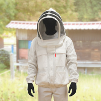 Die Imker-Jacke Teil-Ventilation in Größe S kombiniert Schutz mit optimaler Luftzirkulation. Dank dreilagiger Netzstreifen an Armen und Seiten gewährleistet sie eine ausgezeichnete Belüftung, auch an heißen Tagen. Das abnehmbare Kopfteil ist einfach per Reißverschluss zu verstellen und sorgt für zusätzlichen Schutz. Hergestellt aus hochwertigem Baumwollstoff, ist diese Jacke besonders pflegeleicht und lässt sich bis 60°C waschen. Die Haube sollte jedoch von Hand gewaschen werden.