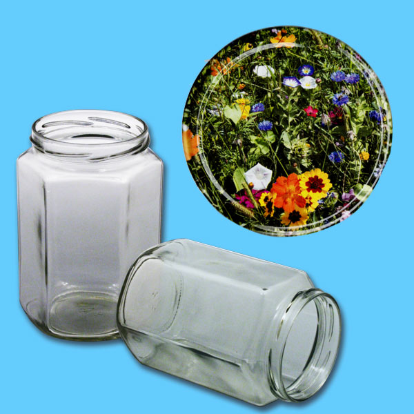 Das sechseckige Honigglas mit 1000 g Fassungsvermögen und einem TO-Deckel zeigt eine florale Blumenwiese, die das Glas zu einem perfekten Begleiter für den Honigverkauf oder als Geschenk macht. Die klare Form und das präzise Design bieten eine hochwertige Präsentation des Inhalts.