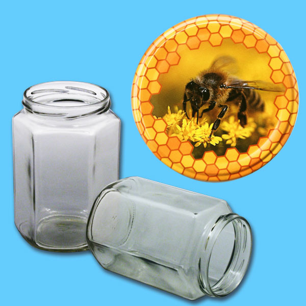 Dieses sechseckige Honigglas mit 1000 g Fassungsvermögen und TO-Deckel ist mit einem Wabenmuster und Bienen auf einer Blüte verziert. Es stellt eine harmonische Kombination aus Kunst und Funktionalität dar und eignet sich perfekt zur Präsentation von Honig.