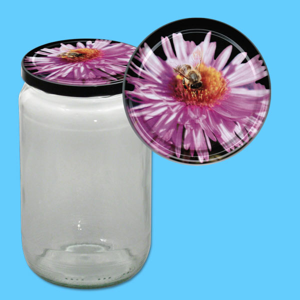 Dieses 1000 g Honigglas begeistert durch seinen runden Körper und den TO-Deckel, auf dem eine Biene auf einer Aster sitzt. Es eignet sich hervorragend, um Honig in einem ansprechenden und praktischen Glas zu präsentieren. Der Durchmesser von 82 mm sorgt für eine perfekte Passform.