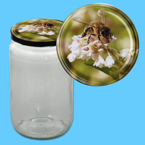 Dieses runde 1000 g Honigglas hat einen TO-Deckel mit einer Darstellung einer Biene auf einer Buchweizenblüte. Der 82 mm Durchmesser sorgt für ausreichend Platz, und das Design macht es zu einer ausgezeichneten Wahl für die Präsentation von Honig.
