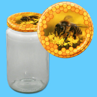 Das runde Honigglas zeigt ein Wabenmuster mit Bienen auf...