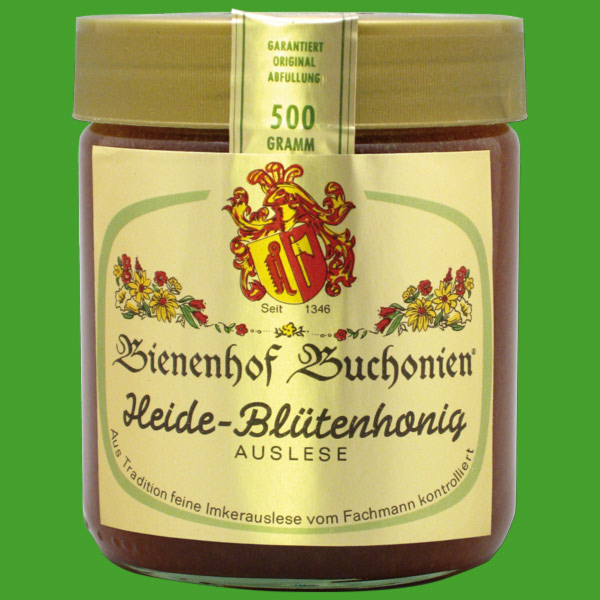 Heideblütenhonig zeichnet sich durch einen starken, aromatischen Geschmack aus. In seinem rötlichgelben bis hellbraunen Farbton steckt der Charakter der wilden Heidelandschaft. Perfekt für Liebhaber intensiver Aromen.