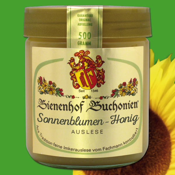 Unser Sonnenblumen-Honig im 500 g-Glas überzeugt durch seine milde Note und goldgelbe Farbe. Er wird aus den Blüten der Sonnenblume gewonnen und eignet sich hervorragend als Brotaufstrich oder zum Verfeinern von Dressings und Marinaden.