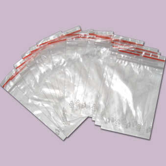 Diese neutralen Druckverschlussbeutel sind eine praktische Verpackungslösung für Imkerprodukte. Mit einer Größe von 100 x 70 mm und einer Menge von 100 Stück bieten sie eine vielseitige Möglichkeit zur Aufbewahrung und zum Transport von Produkten.