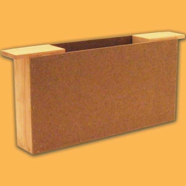 Die Holz-Futtertasche 2-Wabenbreite -DN- ist eine solide und langlebige Lösung für die Bienenfütterung. Gefertigt aus hochwertigem Holz, schützt diese Futtertasche Ihre Bienen im Winter und bietet eine praktische Möglichkeit zur Futterzubereitung.