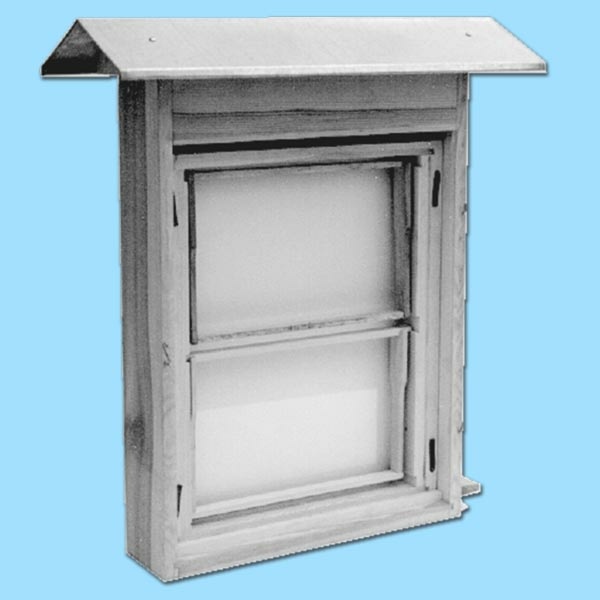 Der Schaukasten aus Holz im Zander-Maß bietet Platz für zwei Rähmchen, die übereinander angeordnet sind. Mit beidseitig zu öffnenden Klappen und Blechdeckel ist er ideal für Schulungen und Demonstrationen.