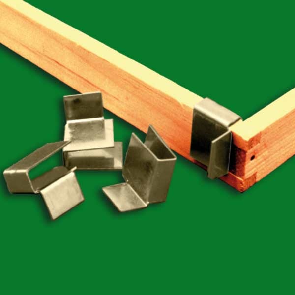 Die Ansteck-Trageohren für eine Holzstärke von 8 mm kommen im Set von 50 Stück. Sie erleichtern das Tragen von Bienenkästen und bieten eine sichere Möglichkeit, das Material zu transportieren.