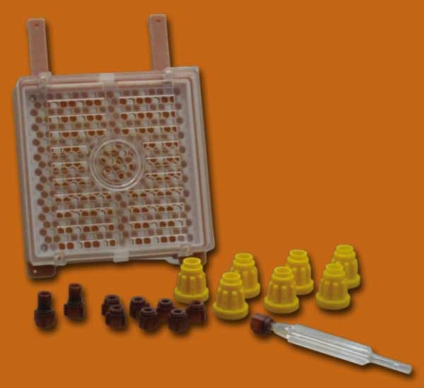 Das JENTER Zuchtsystem Set mit gerippten Zellenträgern enthält alles, was für die Königinnenzucht notwendig ist: 115 Weiselnäpfchen, 115 Einsteckzellen und Zellenträger. Das Set ist speziell für eine optimale Entwicklung der Zellen und Königinnen ausgelegt.