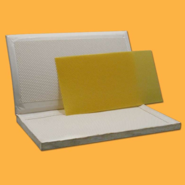Die Silikon-Mittelwand-Gießform ist eine einfach zu handhabende Form aus Plattensilikon, die exakte Zellprägung für die Herstellung von Mittelwänden ermöglicht. Ohne Kühlung bietet sie eine flexible Möglichkeit für Imker, Mittelwände im eigenen Betrieb herzustellen.