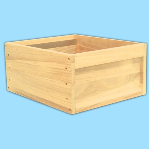 Die Liebig-Zander-Ganzzarge aus Holz bietet Platz für 10 Rähmchen und ist mit Edelstahl-Auflegeleisten ausgestattet. Mit einer Höhe von ca. 23 cm robust und langlebig.