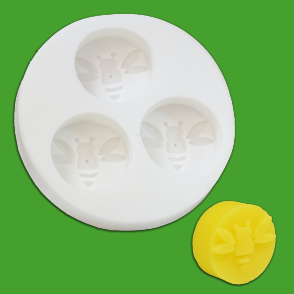 Diese Kerzengießform für 3 Teelichter in Bienenform ist perfekt für das Gießen von handgefertigten Bienenwachskerzen. Mit den genauen Maßen von 1,7 x Ø 3,6 cm und einem Wachsgewicht von 3 x 19 g zaubern Sie im Handumdrehen bezaubernde Teelichter für jedes Zuhause.