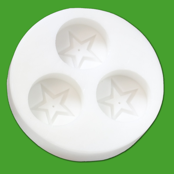 Diese Kerzengießform für 3 Teelichter in Sternform bringt festliche Atmosphäre in jedes Zuhause. Mit einer Größe von 1,7 x Ø 3,6 cm und einem Wachsgewicht von 3 x 18 g lassen sich wunderschöne, leuchtende Sterne gießen. Perfekt für Imker*innen, die kreativ werden möchten.