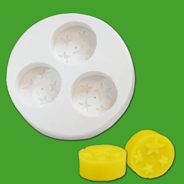 Diese Form für 3 Teelichter in Form von 4 Sternen ist ideal für alle, die festliche und wunderschöne Kerzen selbst herstellen möchten. Die Form hat eine Größe von 1,7 x Ø 3,6 cm und ein Wachsgewicht von 3 x 19 g, perfekt für jede saisonale Dekoration.