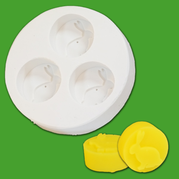 Diese Form für 3 Teelichter in Hasenform eignet sich besonders für Osterdekorationen und Frühlingsevents. Die Form hat die Maße 1,7 x Ø 3,6 cm und ein Wachsgewicht von 3 x 17 g – perfekt für kreative Bastelideen rund um die Jahreszeit.