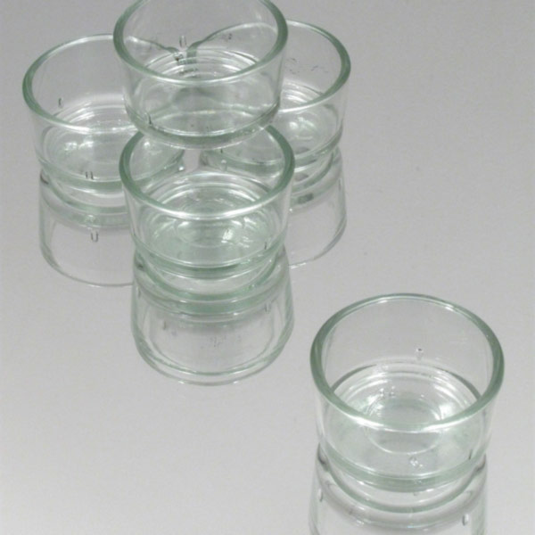 Dieses Teelichtglas in kompakter Größe (40 x 20 mm) ist ideal für handgefertigte Teelichter und lässt das Licht Ihrer Kerzen wunderschön erstrahlen. Perfekt für alle, die ihre Bienenwachskerzen stilvoll präsentieren möchten.