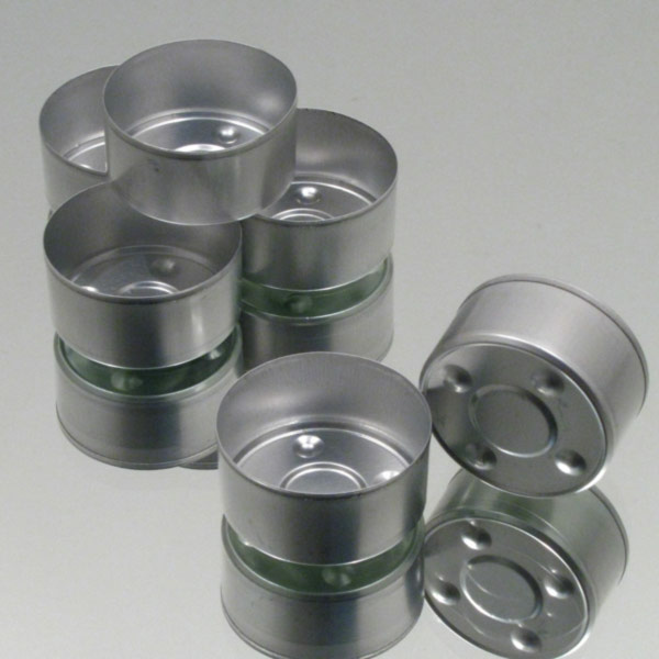 Die ALU-Teelichtnäpfchen im praktischen 100er-Pack sind ein unverzichtbares Zubehör für das Gießen von Teelichtern. Mit einem Durchmesser von 3,9 cm und einer Höhe von 1,8 cm passen sie perfekt zu den meisten Teelichtformen und ermöglichen eine saubere und stabile Handhabung.