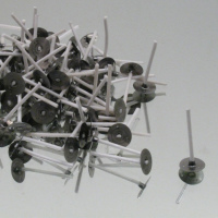 Diese Teelicht-Dochte mit Metallhalter sind die perfekte...