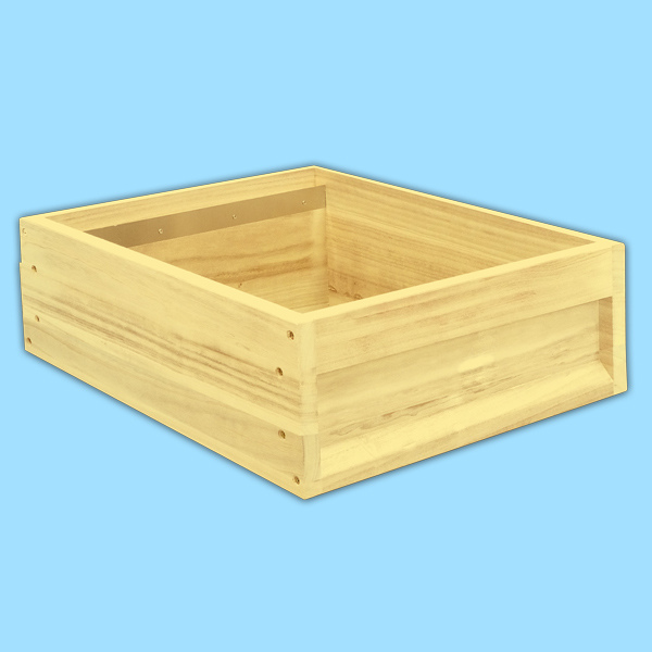Die Liebig-Zander-Halbzarge aus Holz für 10 Rähmchen ist mit Edelstahl-Auflageschienen ausgestattet und bietet eine Höhe von ca. 12 cm. Ideal für flexibles Imkern.