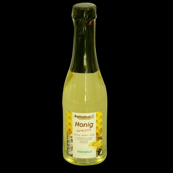 Der Honig-Sprizz in der erfrischenden 0,2 l Piccolo-Flasche ist der ideale Begleiter für einen genussvollen Sommer. Mit feinstem Honig und einer prickelnden Spritzigkeit bietet dieser Sprizz einen erfrischenden Geschmack – perfekt für festliche Anlässe oder einfach zum Entspannen.