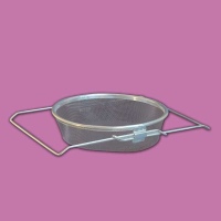 Das Honig-Grobsieb mit einem Durchmesser von 24 cm ist...