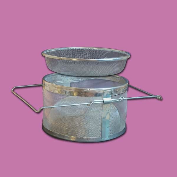 Das Honig-Zylinder-Doppelsieb aus Edelstahl bietet eine effektive Möglichkeit, Honig von Verunreinigungen zu befreien. Mit einem Durchmesser von 24 cm und einer Höhe von 14,5 cm sorgt es für eine gründliche Filtration und ist besonders stabil.