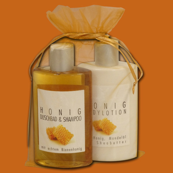 Die Geschenk-Packung im Organzabeutel enthält sorgfältig ausgewählte Produkte, die die Haut pflegen und verwöhnen. Das Honig-Duschbad & Shampoo mit 200 ml und die Honig-Bodylotion mit 200 ml sorgen für eine besonders sanfte Reinigung und Feuchtigkeit. Ideal für Imker*innen und Naturfreunde, die sich nach einer natürlichen Pflege sehnen.