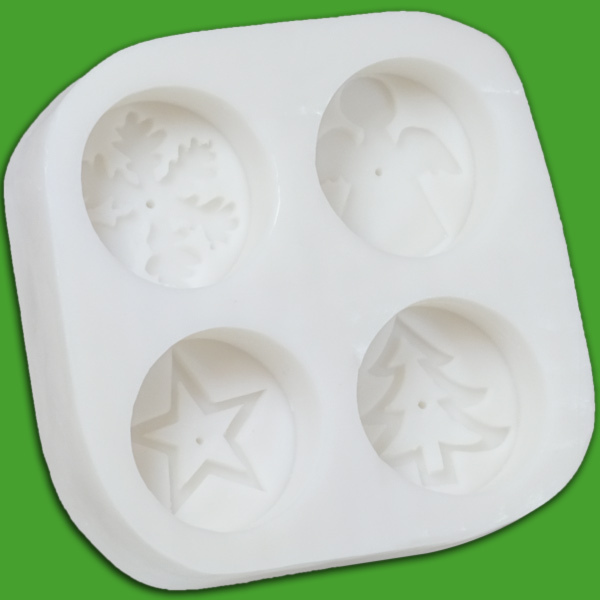 Mit dieser Kerzengießform für 4 Teelichter im weihnachtlichen Design kreieren Sie im Handumdrehen festliche Teelichter. Die Form enthält kleine Bohrungen für die Dochte und wird mit 4 Nägeln geliefert. Ein schönes Handwerksprojekt für die Wintermonate.